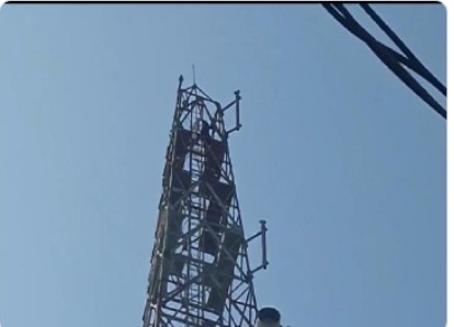 टावर पर चढ़ा युवक की तस्वीर