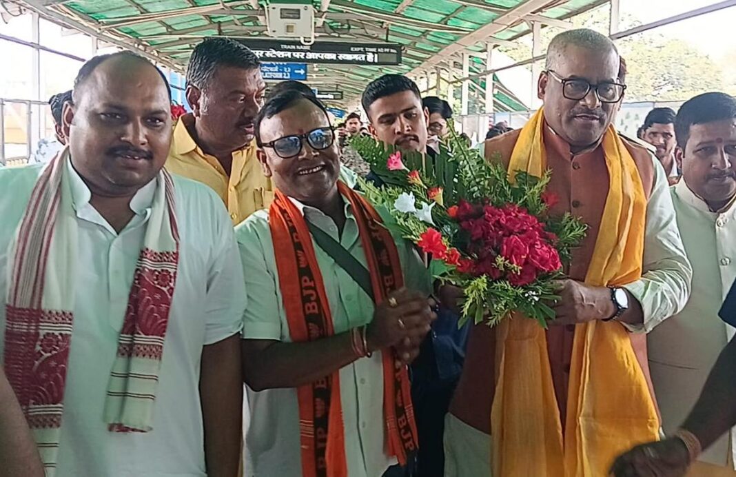 मंत्री स्वागत करते कार्यकर्ता