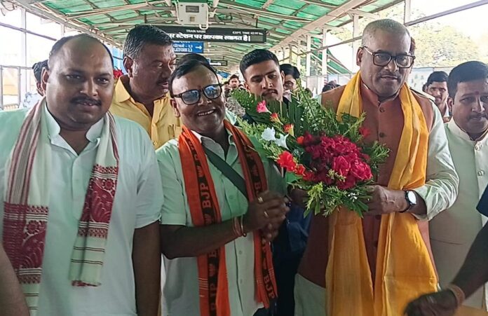 मंत्री स्वागत करते कार्यकर्ता