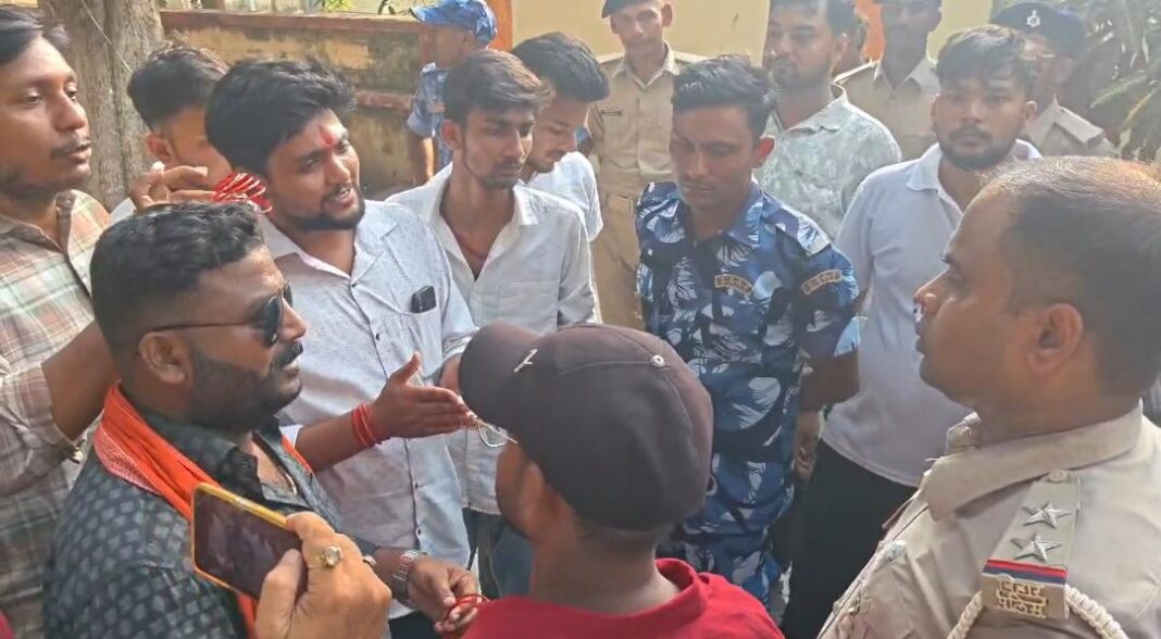 विरोध जताते एबीवीपी कार्यकर्ता विवादित बयान पर चुप एबीवीपी कार्यकर्ता विरोध जताते हुए