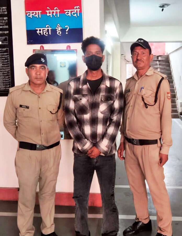 पुलिस गिरफ्तार चोरी का मामला