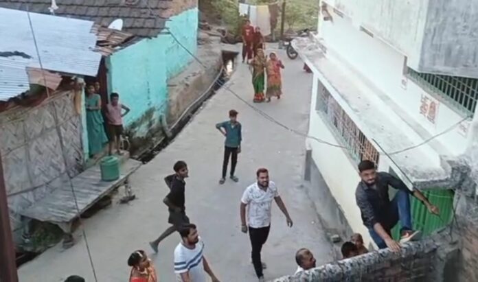 घर में घूसने की कोशिश करता युवक