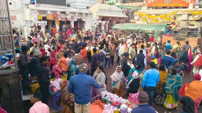 निर्जला एकादशी पर भीड़ उमड़ रही है