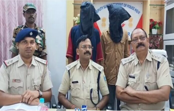 गिरफ्तार आरोपी की जानकारी देते डीएसपी
