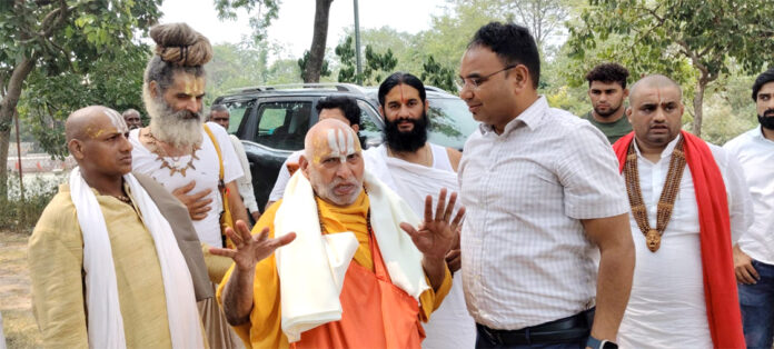 संतों से भेंट करते हुए अपर मेला अधिकारी