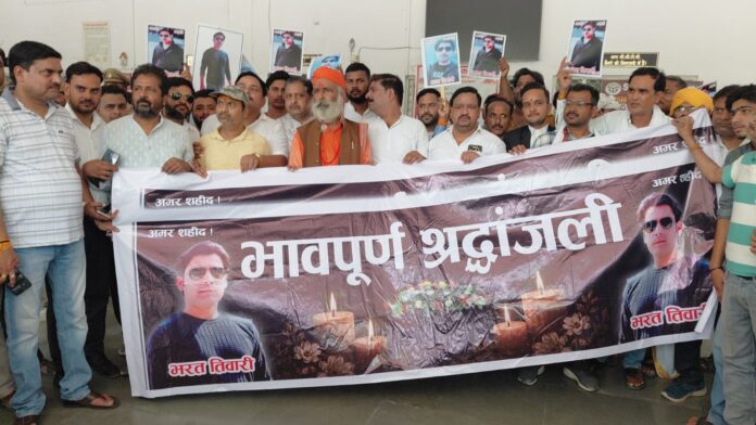 ज्ञापन देने जाते लोग