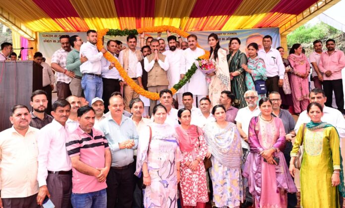 मुख्यमंत्री हिमाचल प्रदेश का नेतृत्व