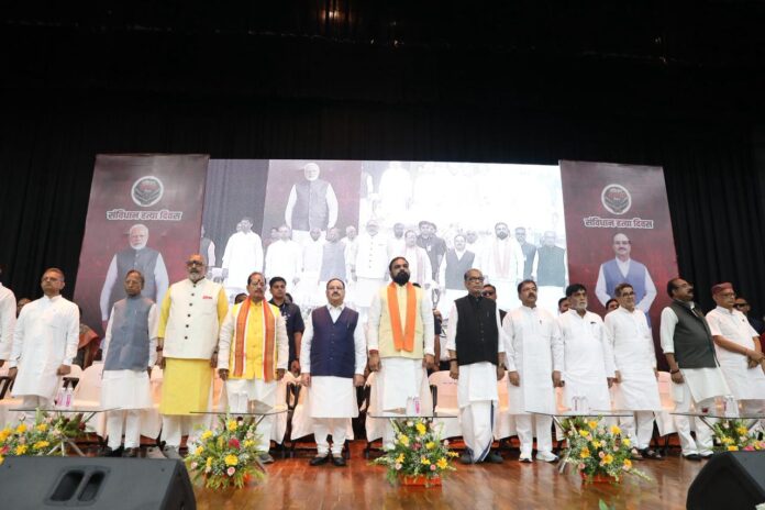 केन्द्रीय मंत्री मुख्यमंत्री बातचीत में