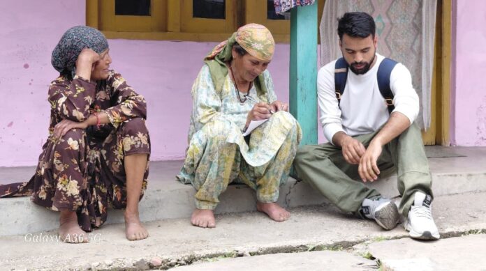 छात्र घर-घर जाकर हस्ताक्षर प्राप्त करते हैं