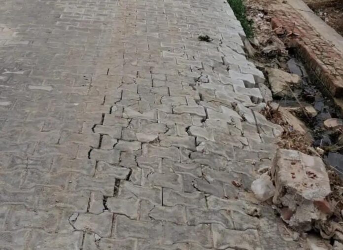 इंटरलॉकिंग मार्ग धंस गया है