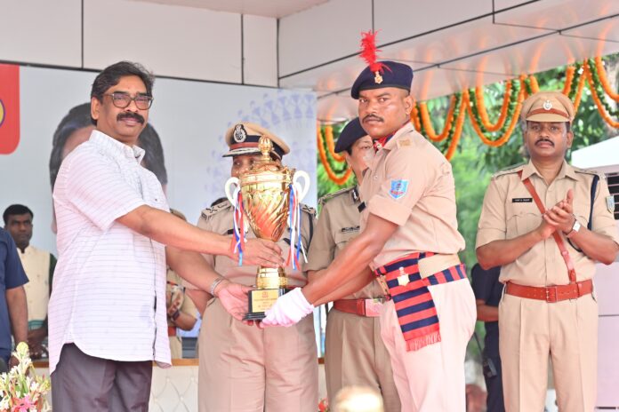 मुख्यमंत्री पुलिसकर्मियों को पुरस्कृत करते हुए