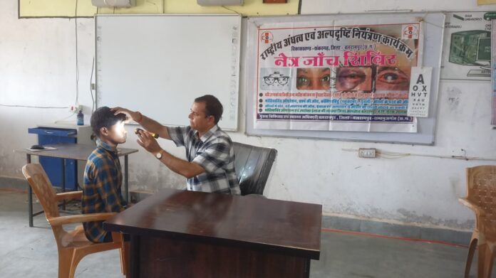 डॉक्टर मरीजों की सेहत की जांच करते हुए