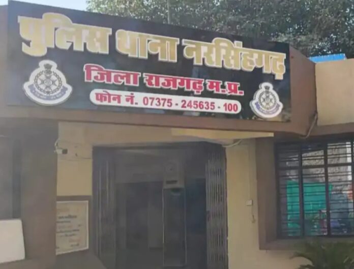 कमरे में फंदे पर मिला शव