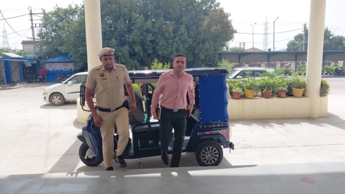 एसडीए रमित यादव ई रिक्शा में कार्यालय आना