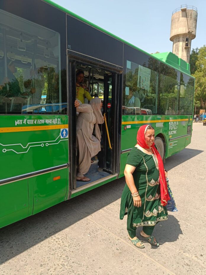 सिटी बस में यात्री उतरते हुए