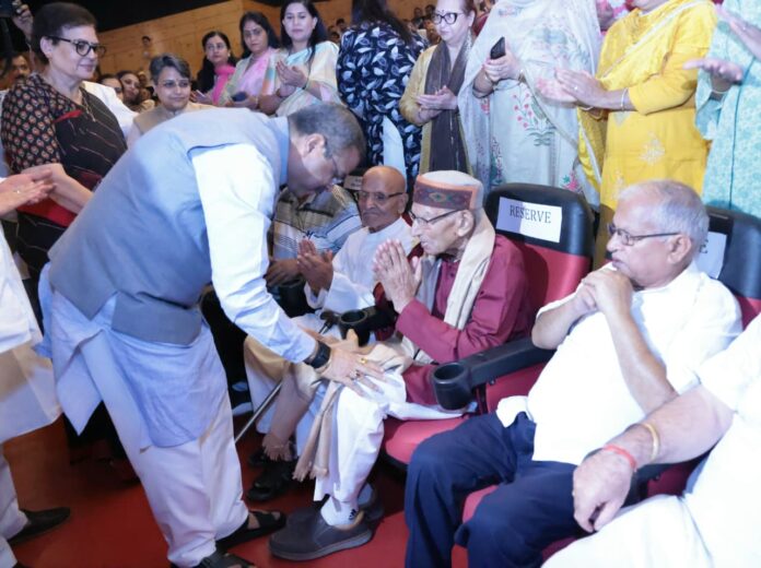 केंद्रीय मंत्री सम्मानित करते हुए