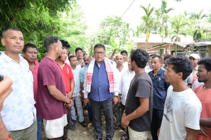 शिक्षा मंत्री बाढ़ प्रभावितों का दौरा