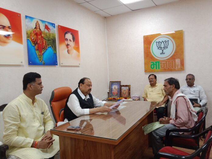भाजपा कैबिनेट मंत्री जनसमस्याएं सुनते हैं