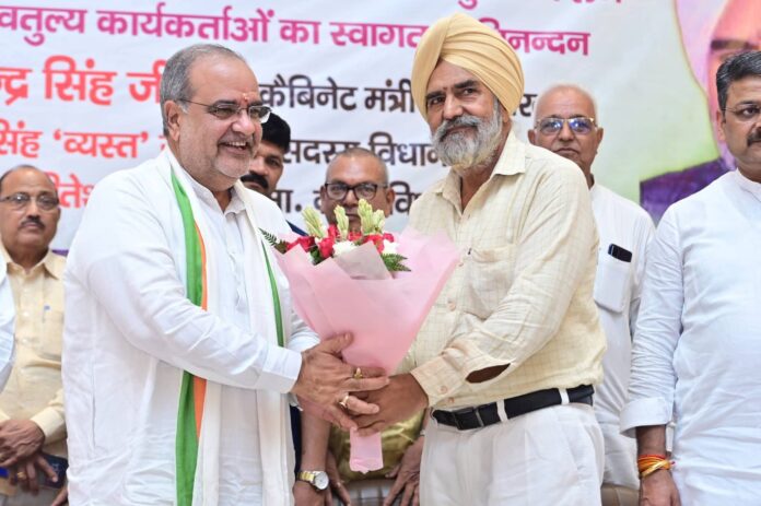मुरादाबाद कैबिनेट मंत्री को बुकें देते एमएलसी प्रत्याशी