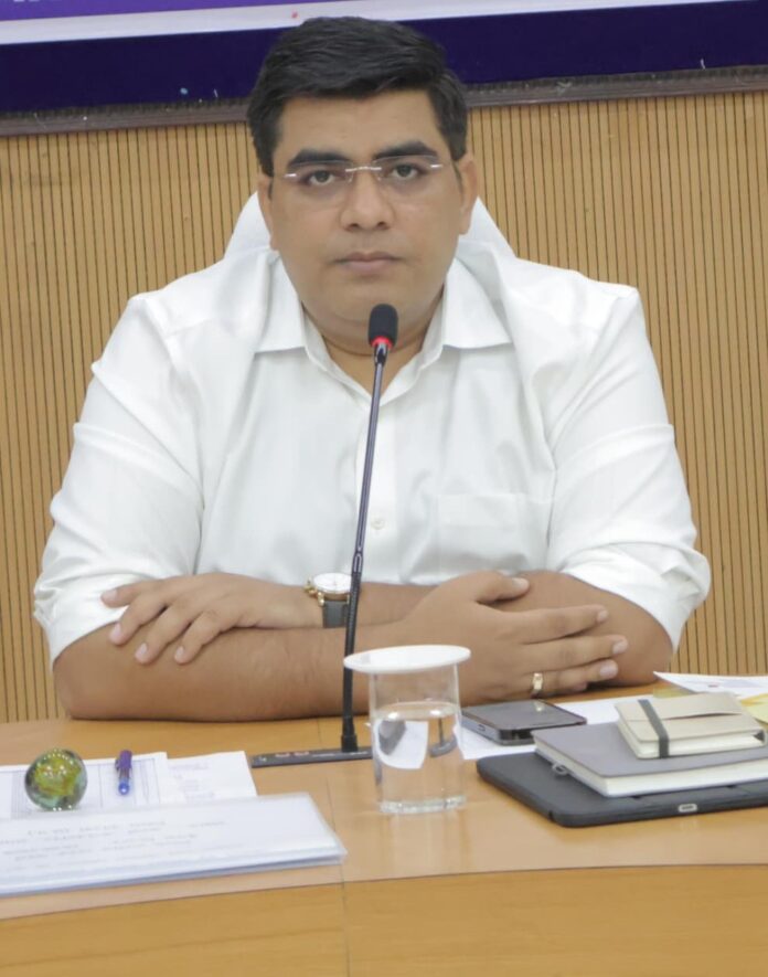 कलेक्टर कुणाल दुदावत की तस्वीर