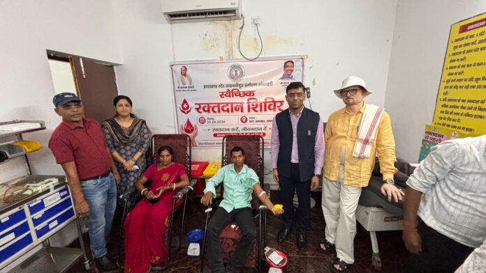रक्तदान शिविर में लोगों की भीड़