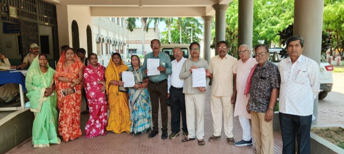 सेन समाज के पदाधिकारी ज्ञापन सौंपते हुए