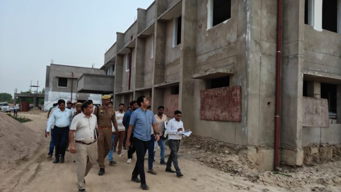 जिलाधिकारी नव निर्मित हॉस्पिटल का निरीक्षण करते हुए