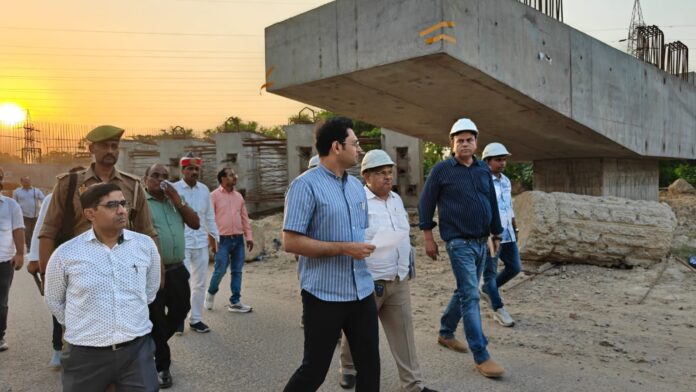 जिलाधिकारी सैमुअल पाल निर्माण निरीक्षण करते हुए