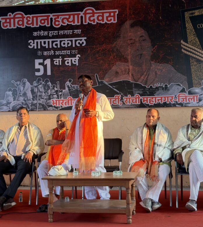 कार्यक्रम संबोधित करते हुए