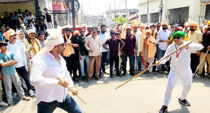 जुलूस में लाठी खेलते जनरल खलीफा जीशान खान वीडियो