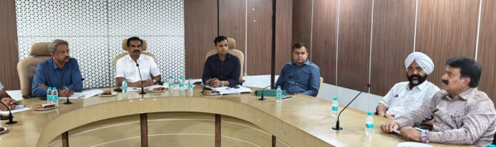 परिवहन आयुक्त एस. प्रकाश बस संचालकों की बैठक