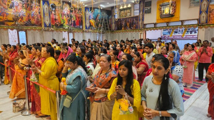 मंदीर परिसर में श्रद्धालुओं की भीड