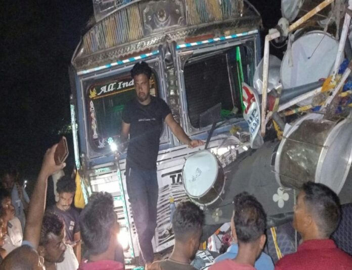 दुर्घटनाग्रस्त वाहन की तस्वीरें देखें