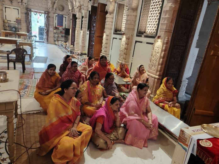 जैन महिलाएं जिनालय में पूजा करती हैं