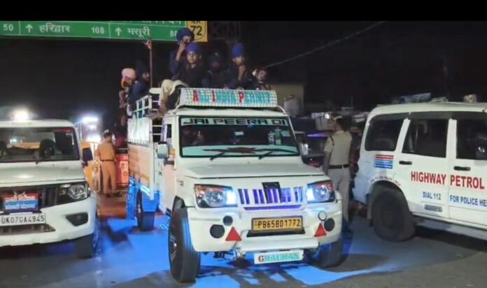 निहंग वाहन पुलिस द्वारा रोका गया