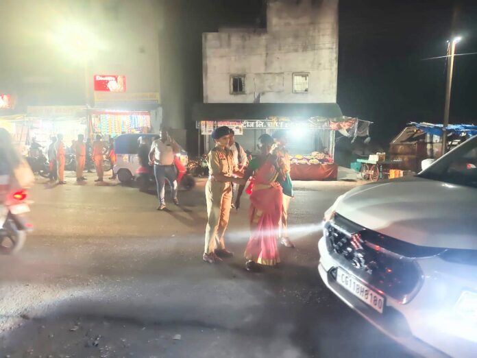 महिला PSI बुजुर्ग महिला सड़क पार