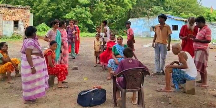 घर के आंगन में बैठा परिवार