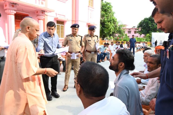 सीएम योगी आदित्यनाथ जनता दर्शन में