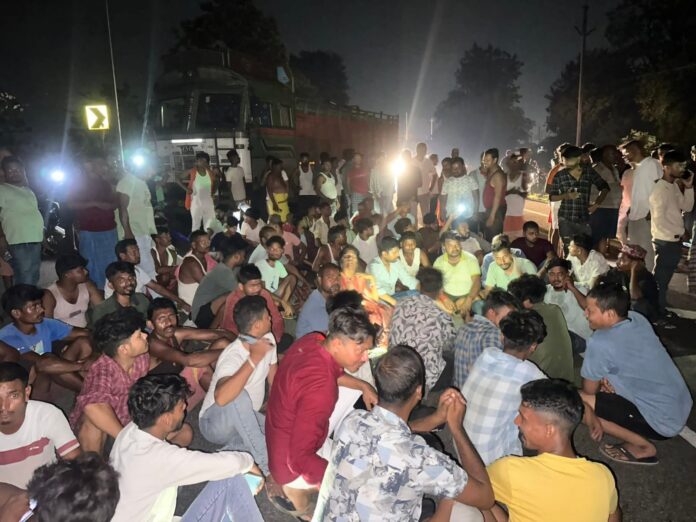 लोग घटनास्थल पर भीड़ की दहशत