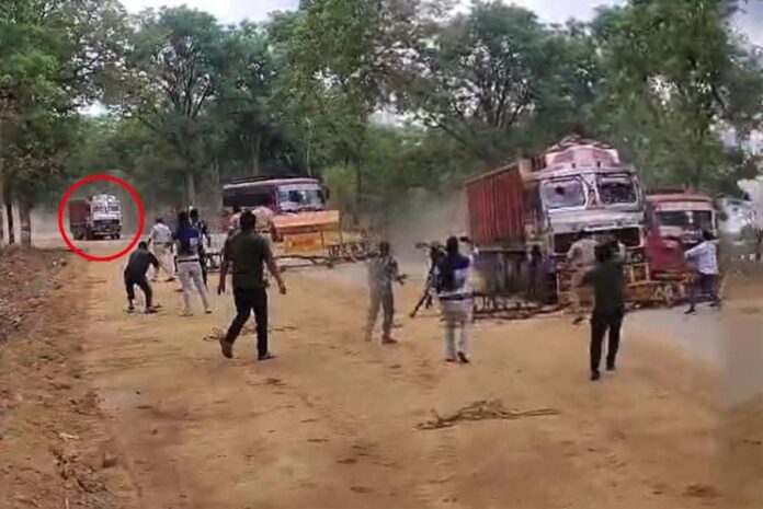 मासूम का राैंदने के बाद ट्रक