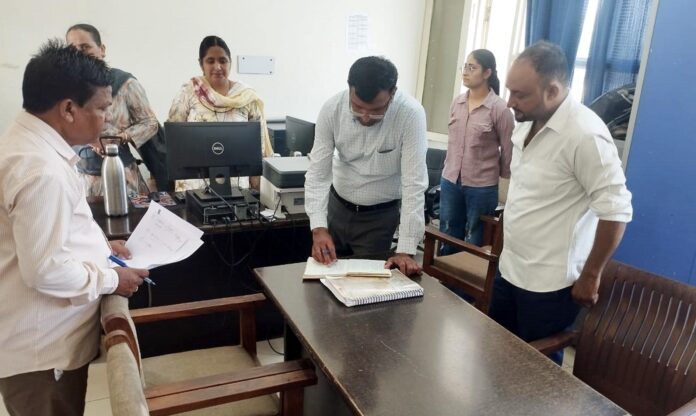 एसडीएम रतिया में कार्यालयों का निरीक्षण
