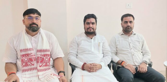 देवेश तिवारी प्रेसवार्ता की तस्वीर