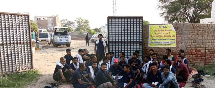 फतेहाबाद कर्मचारी धरना देते हुए