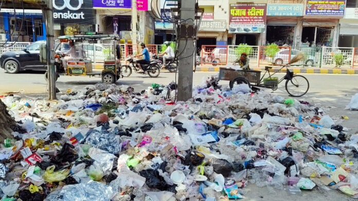 फतेहाबाद में कूड़े का बड़ा ढेर
