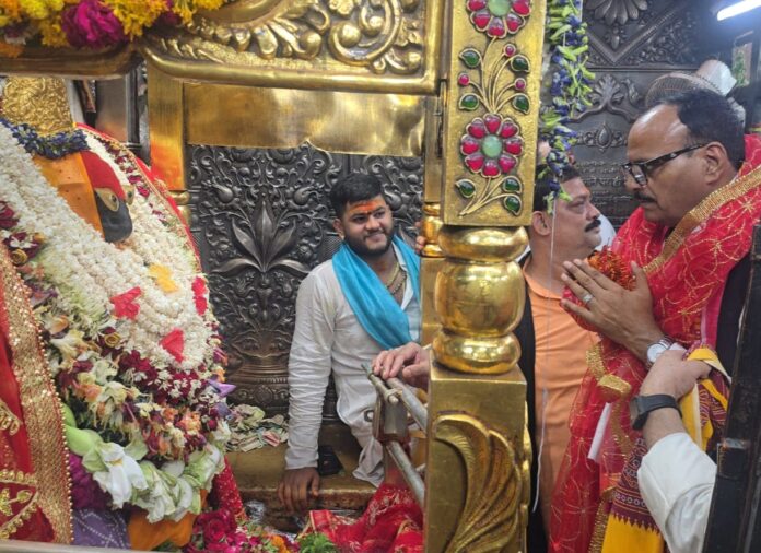 मुख्यमंत्री विंध्यवासिनी मंदिर दर्शन करते हुए