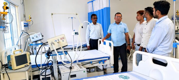 सिविल सर्जन निर्माण कार्य का निरीक्षण करते हुए