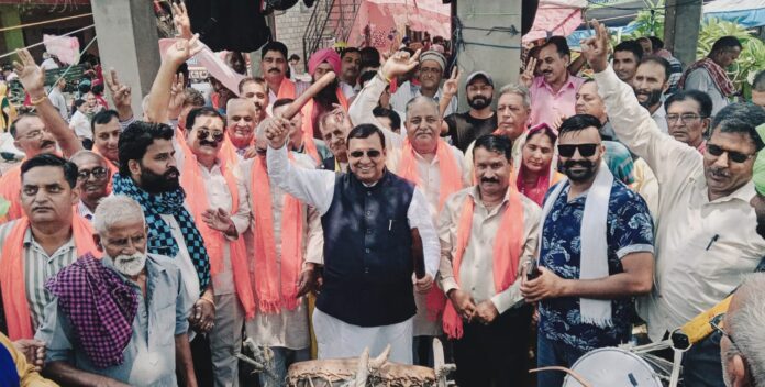 टमक बजाते हुए एक वीडियो की कहानी