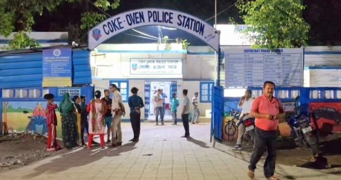 कर्मचारी थाने के बाहर विरोध करते है