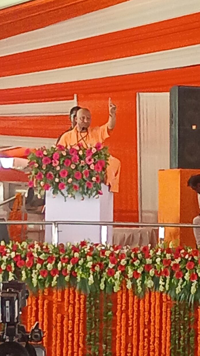 मुख्यमंत्री लोगों को संबोधित करते हुए