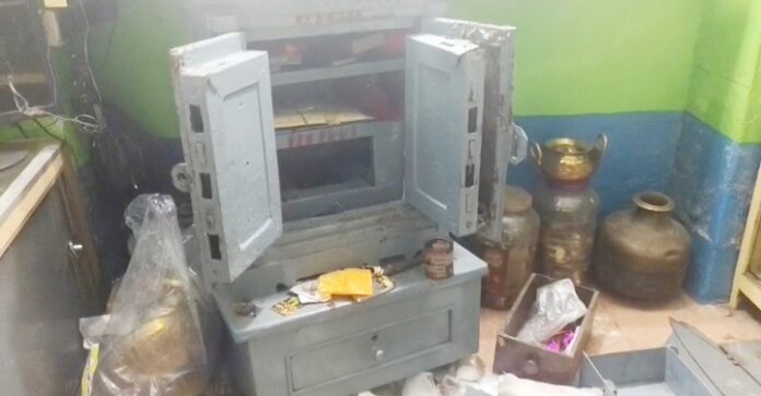 दुकान की तिजोरी में चोरी हुई